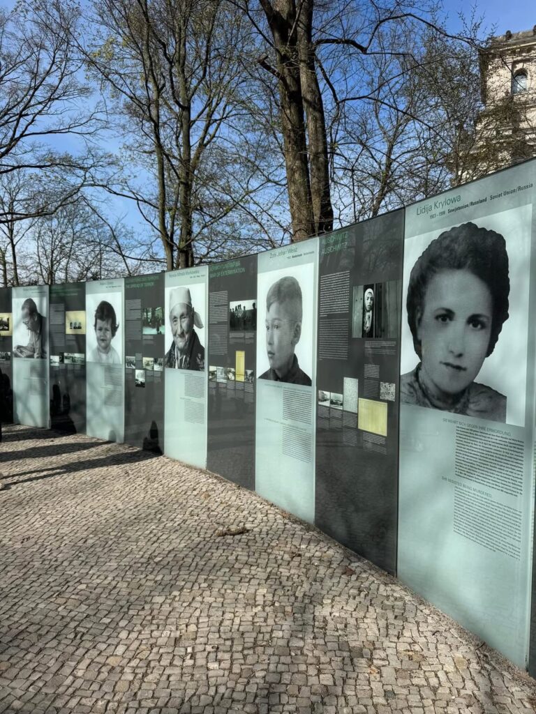 Poseta spomeniku Romima i Sintima žrtvama nacizma u Berlinu